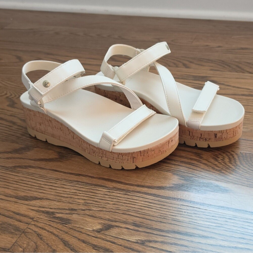 Reef Women’s Vista Higher Luna Vegan Leather Platform Wedge Sandals Beige 9